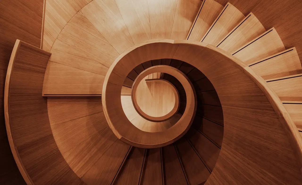 Drewniane schody spiralne widziane z góry