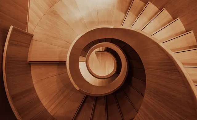 Drewniane schody spiralne widziane z góry